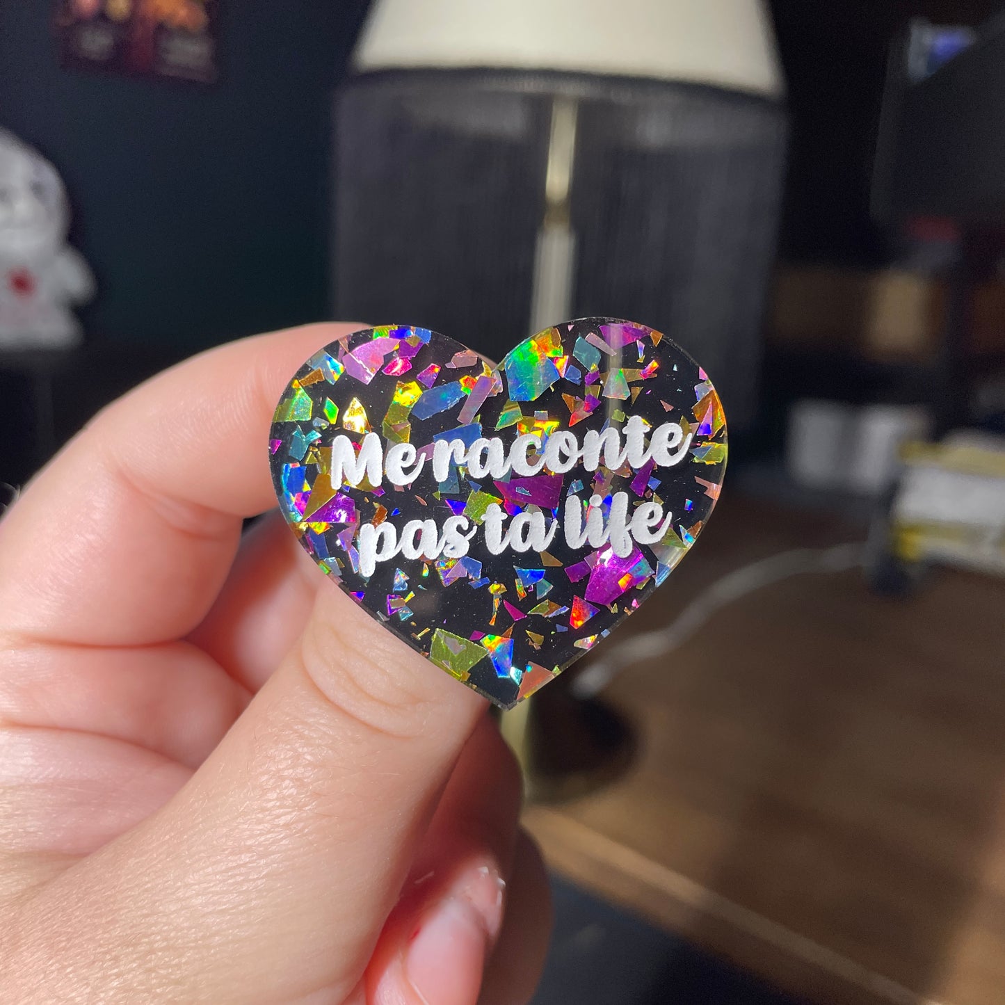 Broche "Me raconte pas ta life" en acrylique noire avec des éclats de confettis multicolores