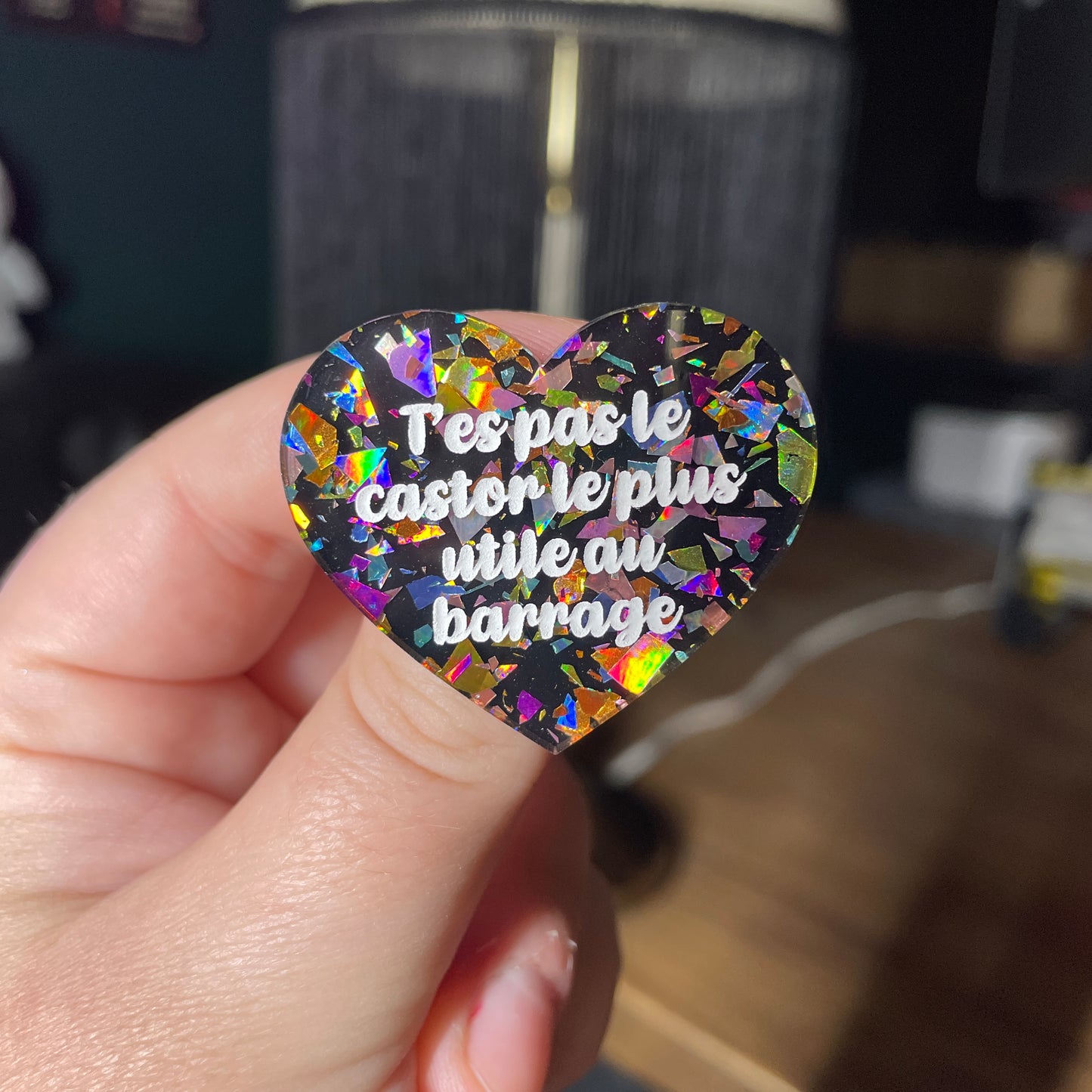 Broche "T'es pas le castor le plus utile au barrage" en acrylique noire avec des éclats de confettis multicolores