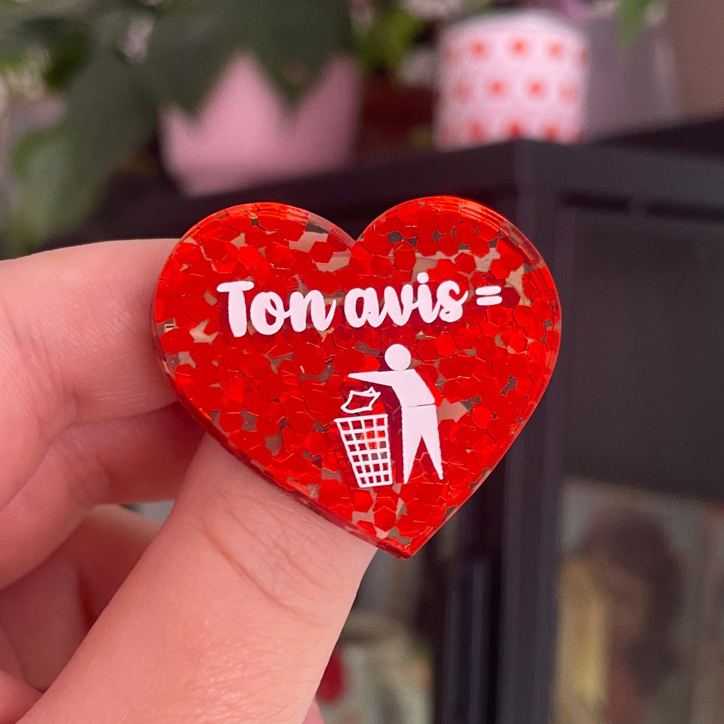 [CONTRÔLE TECHNIQUE] Broche "Ton avis = poubelle" en acrylique semi-transparente avec des confettis rouges