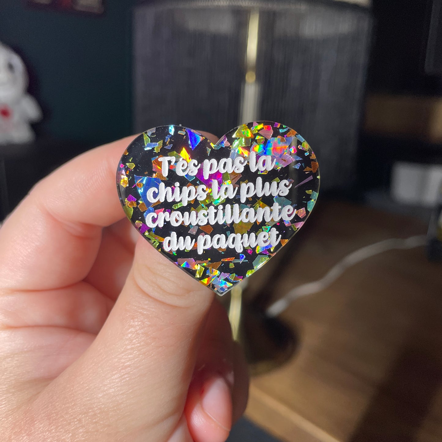 Broche "T'es pas la chips la plus croustillante du paquet" en acrylique noire avec des éclats de confettis multicolores