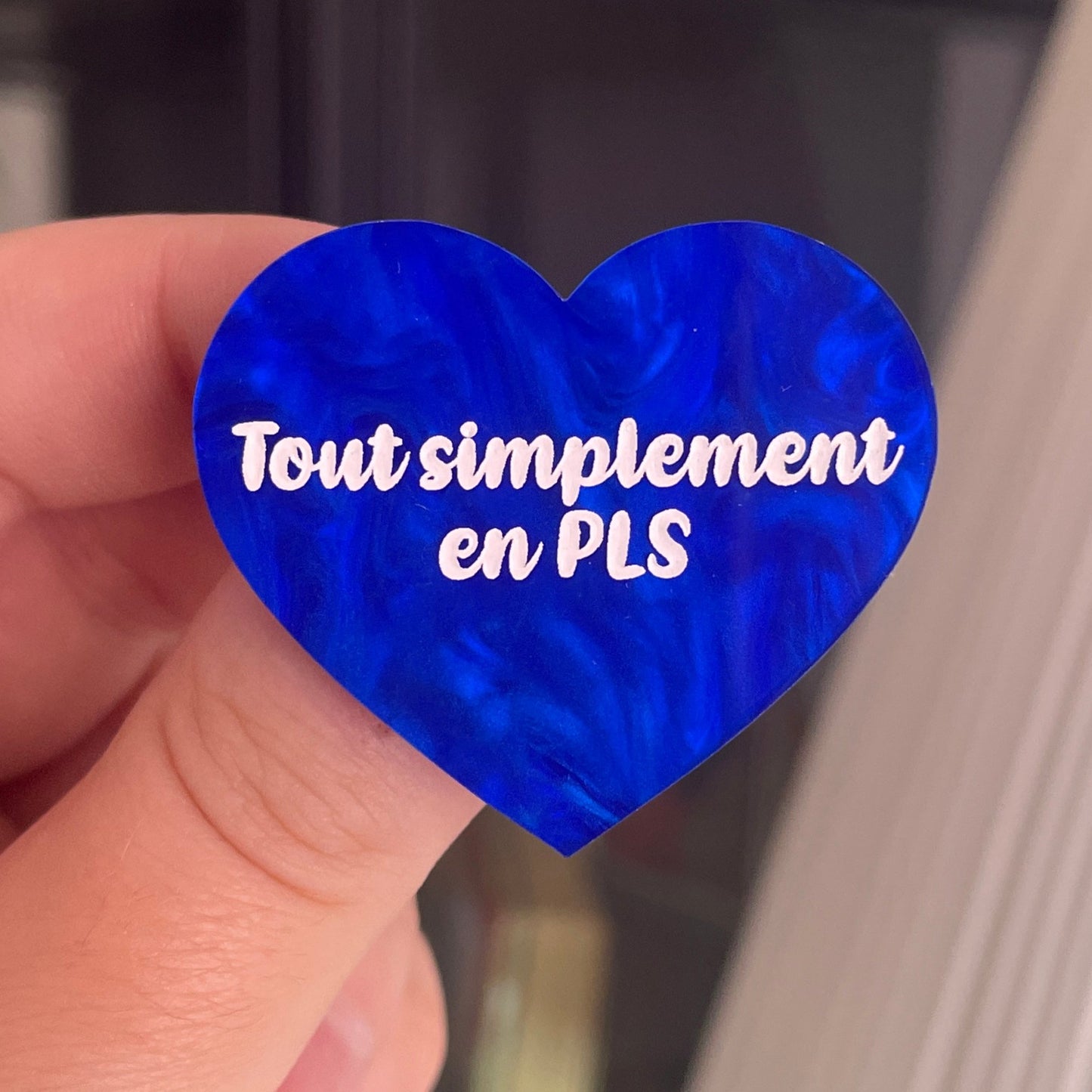 [CONTRÔLE TECHNIQUE] Broche "Tout simplement en PLS" en acrylique marbrée bleue