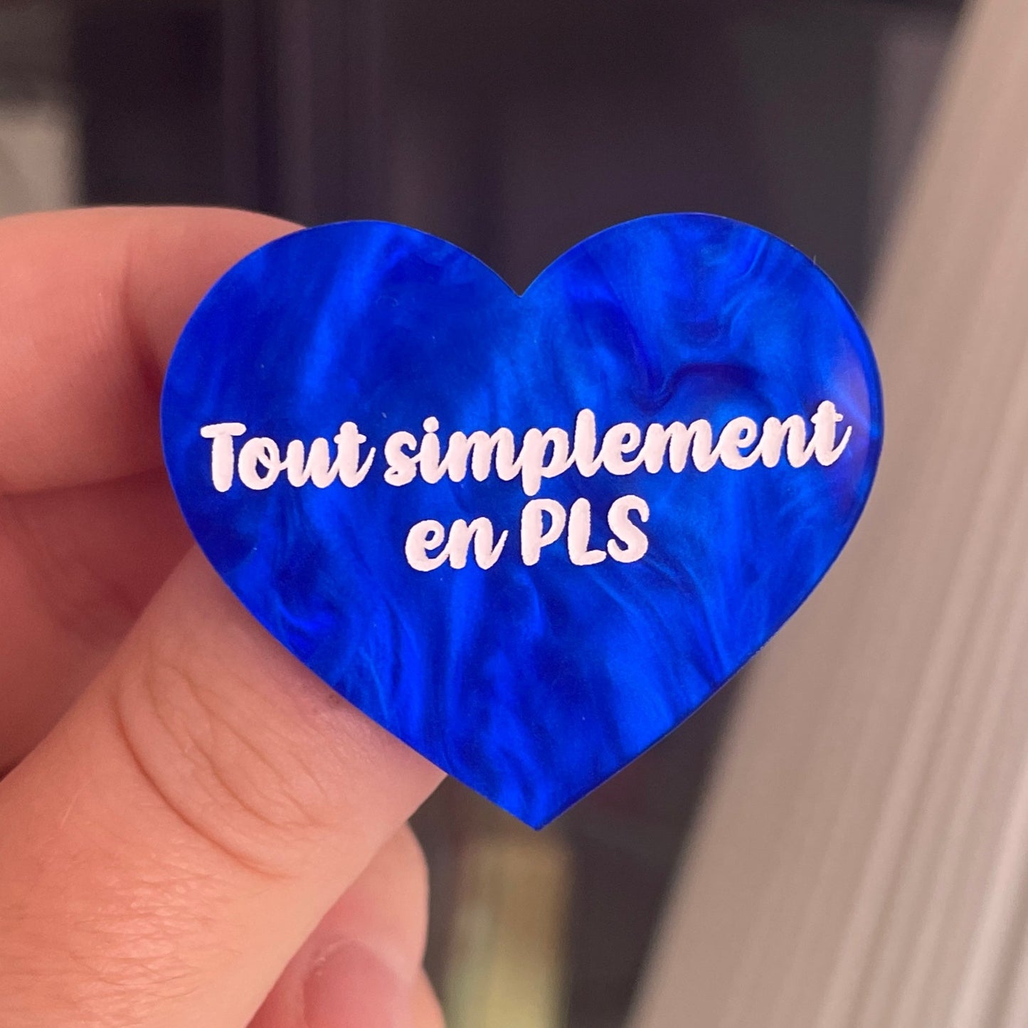 [CONTRÔLE TECHNIQUE] Broche "Tout simplement en PLS" en acrylique marbrée bleue