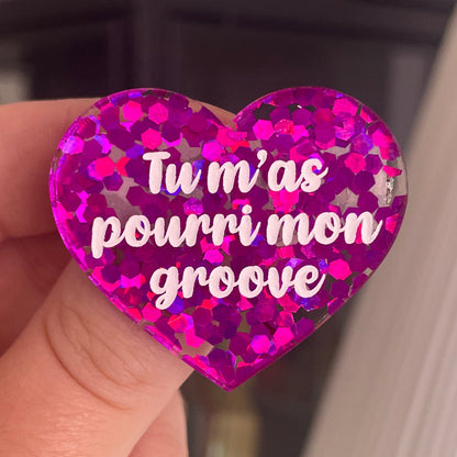 [CONTRÔLE TECHNIQUE] Broche "Tu m'as pourri mon groove" en acrylique semi transparente avec des confettis fuchsia