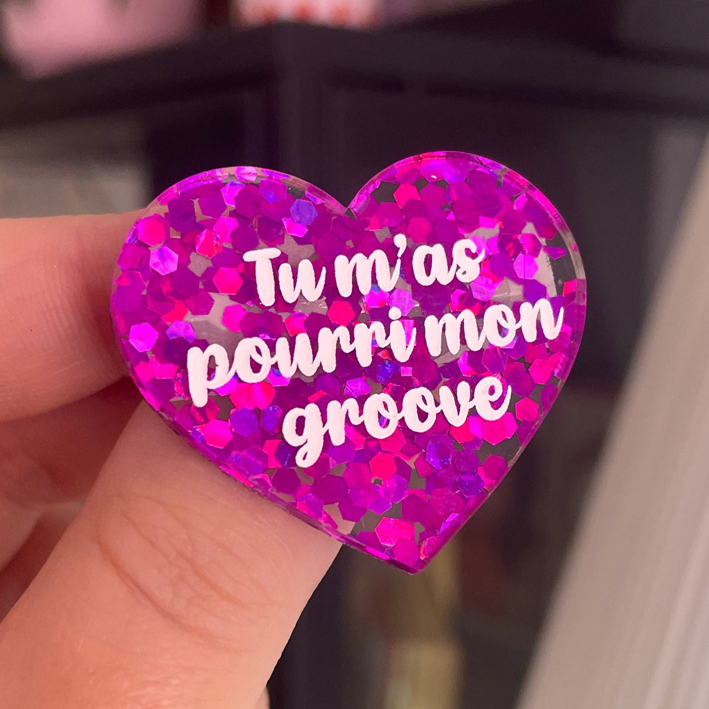 [CONTRÔLE TECHNIQUE] Broche "Tu m'as pourri mon groove" en acrylique semi transparente avec des confettis fuchsia