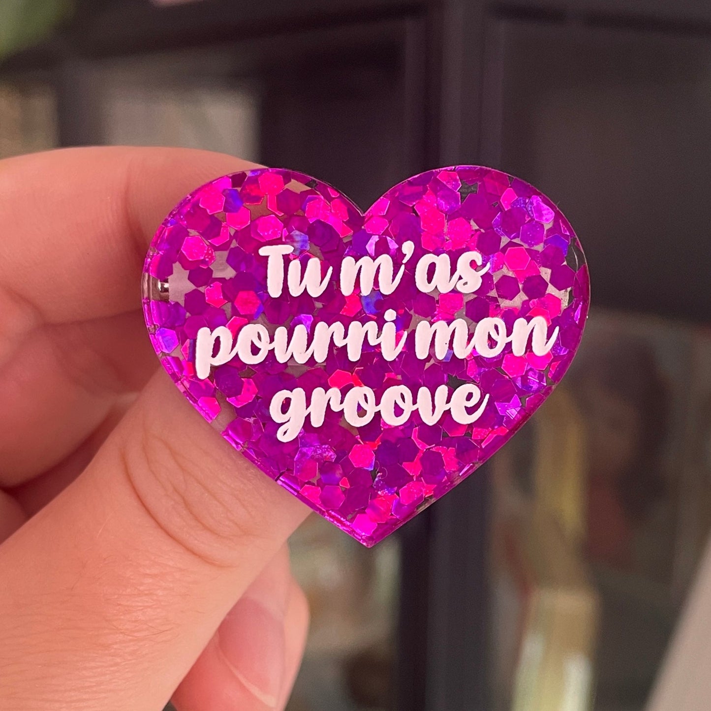 [CONTRÔLE TECHNIQUE] Broche "Tu m'as pourri mon groove" en acrylique semi transparente avec des confettis fuchsia