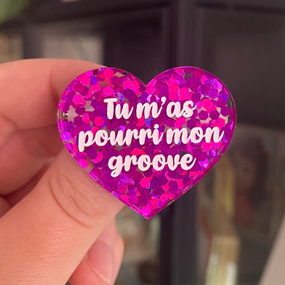 [CONTRÔLE TECHNIQUE] Broche "Tu m'as pourri mon groove" en acrylique semi transparente avec des confettis fuchsia