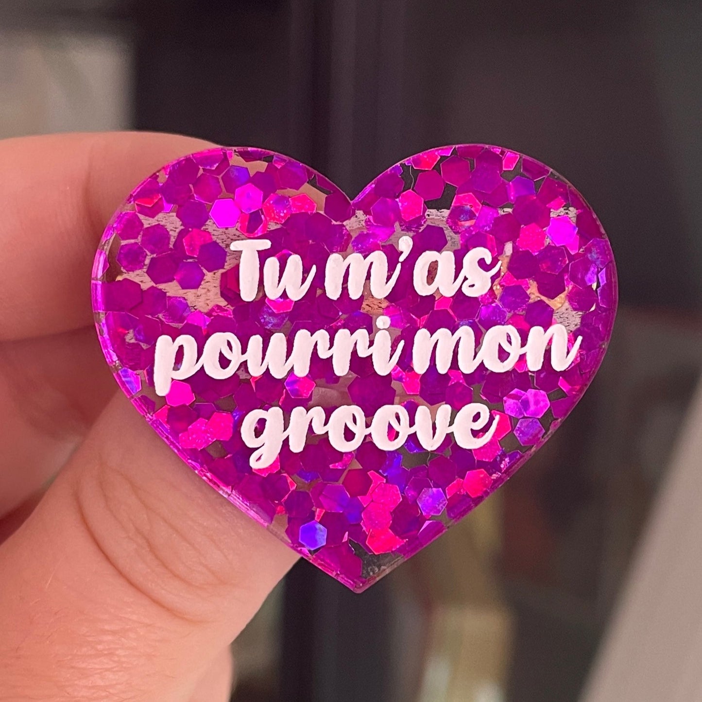 [CONTRÔLE TECHNIQUE] Broche "Tu m'as pourri mon groove" en acrylique semi transparente avec des confettis fuchsia