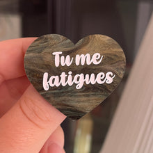 Charger l&#39;image dans la galerie, [CONTRÔLE TECHNIQUE] Broche &quot;Tu me fatigues&quot; en acrylique marbrée verte et dorée