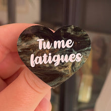 Charger l&#39;image dans la galerie, [CONTRÔLE TECHNIQUE] Broche &quot;Tu me fatigues&quot; en acrylique marbrée verte et dorée