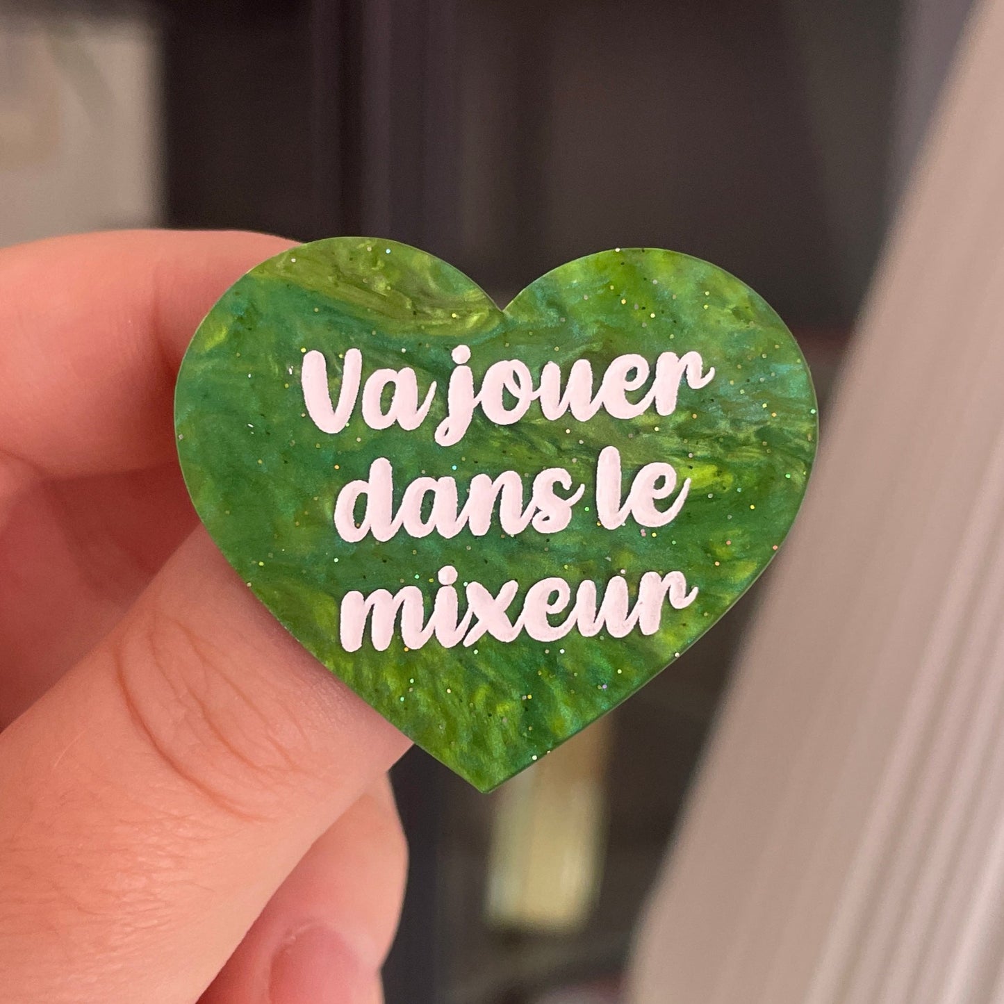 [CONTRÔLE TECHNIQUE] Broche "Va jouer dans le mixeur" en acrylique marbrée verte à paillettes