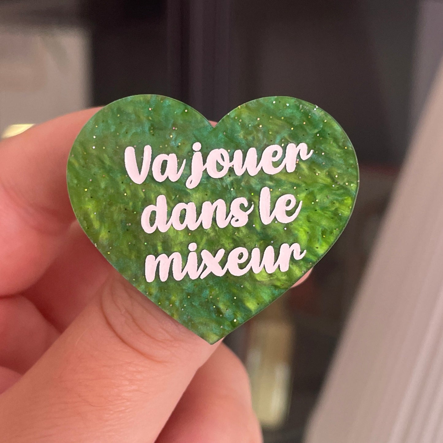 [CONTRÔLE TECHNIQUE] Broche "Va jouer dans le mixeur" en acrylique marbrée verte à paillettes