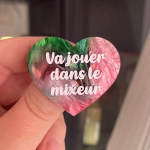 [CONTRÔLE TECHNIQUE] Broche "Va jouer dans le mixeur" en acrylique marbrée blanche, rouge, marron et verte