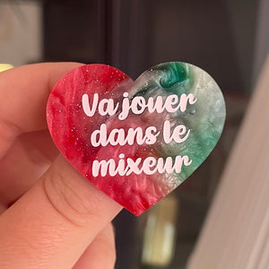 [CONTRÔLE TECHNIQUE] Broche "Va jouer dans le mixeur" en acrylique marbrée blanche, rouge, marron et verte