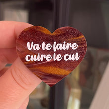 Charger l&#39;image dans la galerie, [CONTRÔLE TECHNIQUE] Broche &quot;Va te faire cuire le cul&quot; en acrylique marbrée marron, blanche et dorée