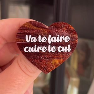 [CONTRÔLE TECHNIQUE] Broche "Va te faire cuire le cul" en acrylique marbrée marron, blanche et dorée