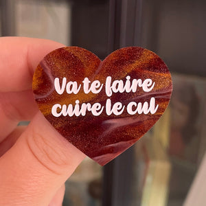 [CONTRÔLE TECHNIQUE] Broche "Va te faire cuire le cul" en acrylique marbrée marron, blanche et dorée