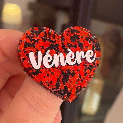 [CONTRÔLE TECHNIQUE] Broche "Vénère" en acrylique semi-transparente à pois rouges et noires