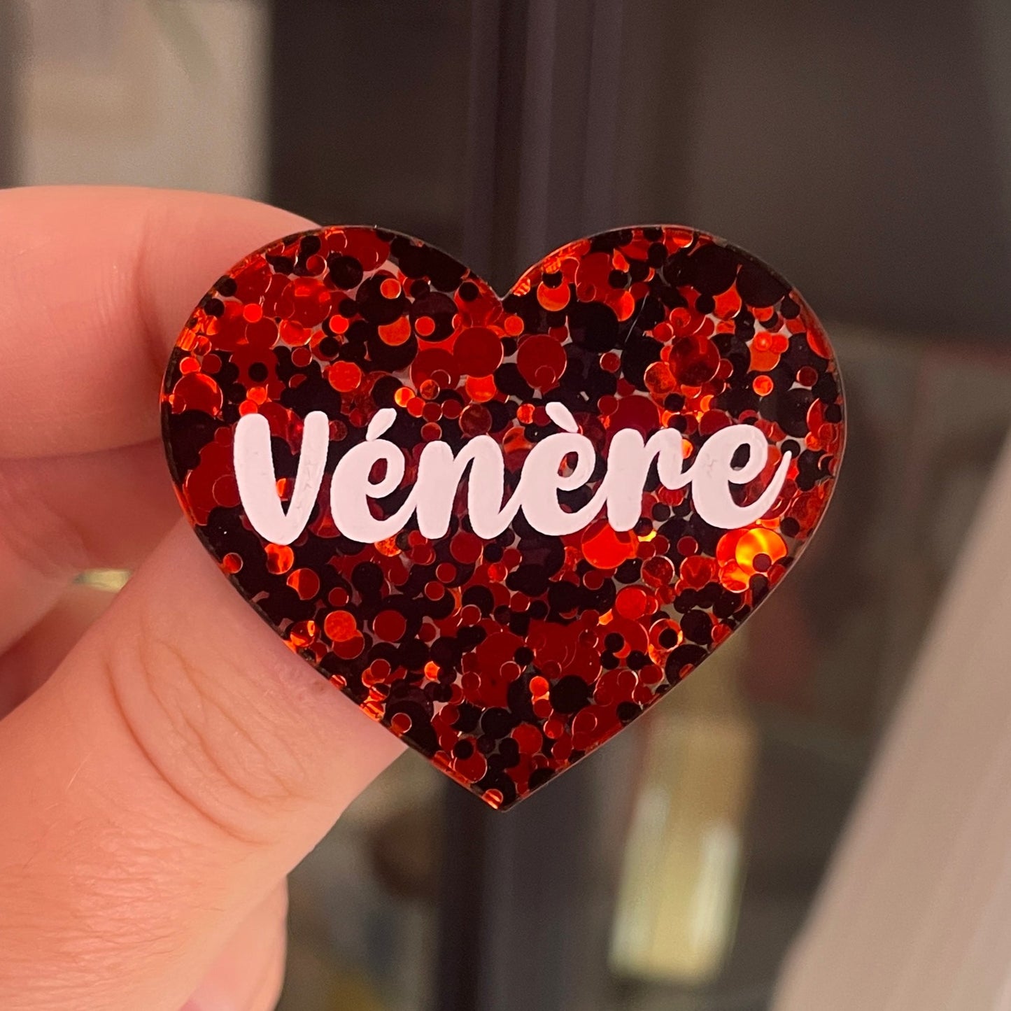 [CONTRÔLE TECHNIQUE] Broche "Vénère" en acrylique semi-transparente à pois rouges et noires