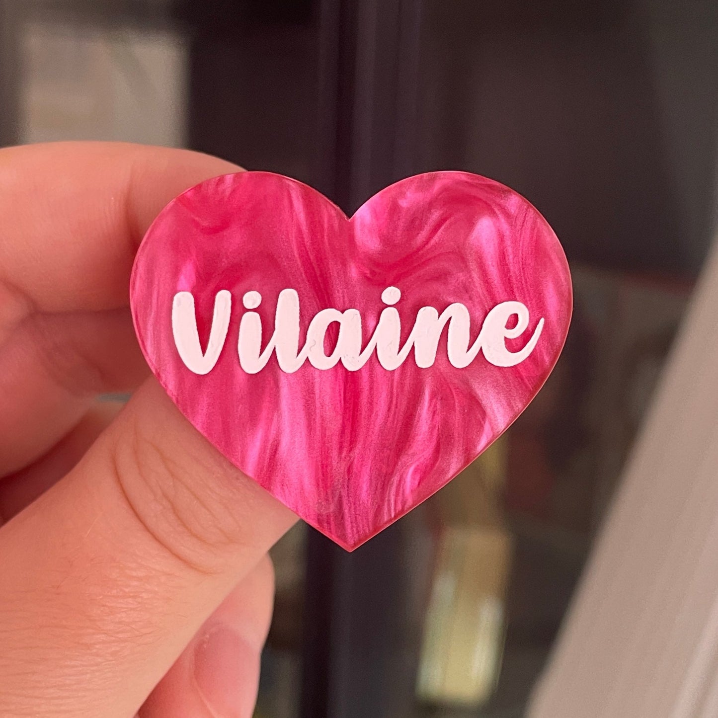 [CONTRÔLE TECHNIQUE] Broche "Vilaine" en acrylique marbrée rose