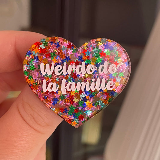 [CONTRÔLE TECHNIQUE] Broche "Weirdo de la famille" en acrylique semi-transparente avec des confettis étoiles multicolores
