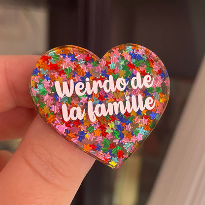 [CONTRÔLE TECHNIQUE] Broche "Weirdo de la famille" en acrylique semi-transparente avec des confettis étoiles multicolores
