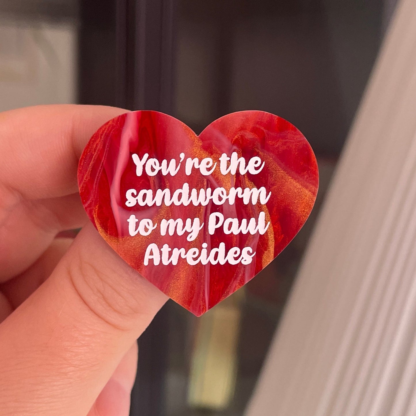 [CONTRÔLE TECHNIQUE] Broche "You're the sandworm to my Paul Atreides" en acrylique marbrée rouge, blanche et dorée