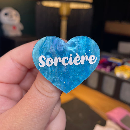 Broche "Sorcière" en acrylique marbrée bleue à paillettes
