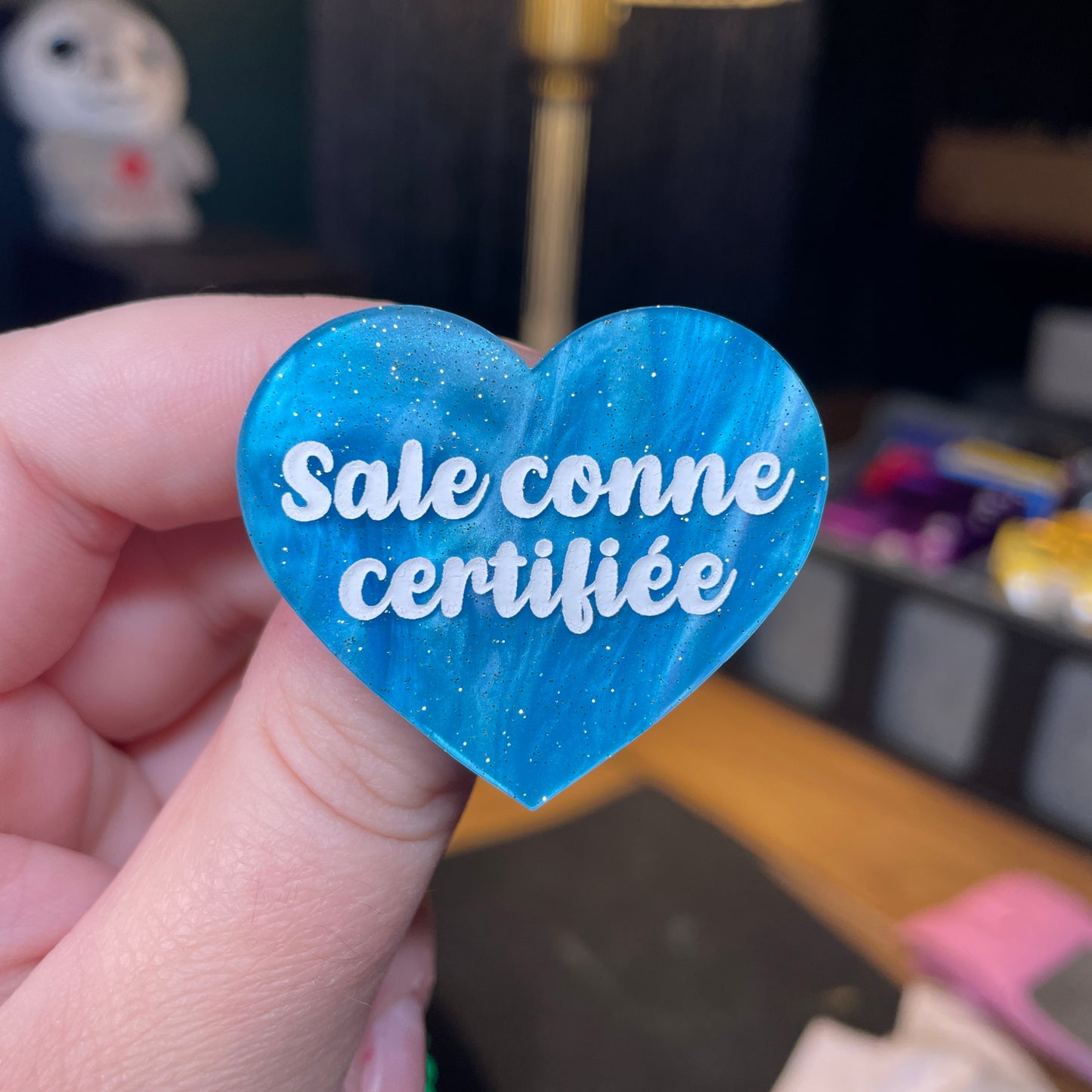 Broche "Sale conne certifiée" en acrylique marbrée bleue à paillettes