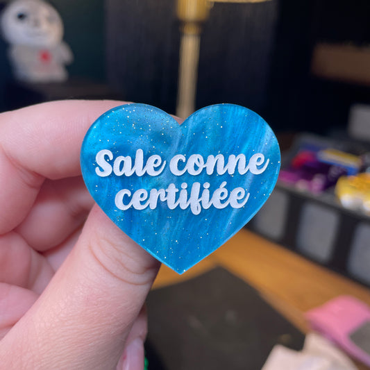 Broche "Sale conne certifiée" en acrylique marbrée bleue à paillettes