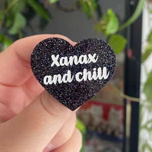 Broche "Xanax and chill" en acrylique à paillettes noires holographiques
