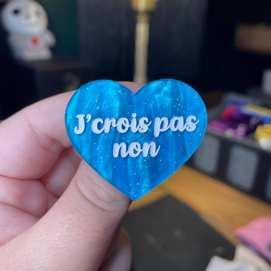 Broche "J'crois pas non" en acrylique marbrée bleue à paillettes