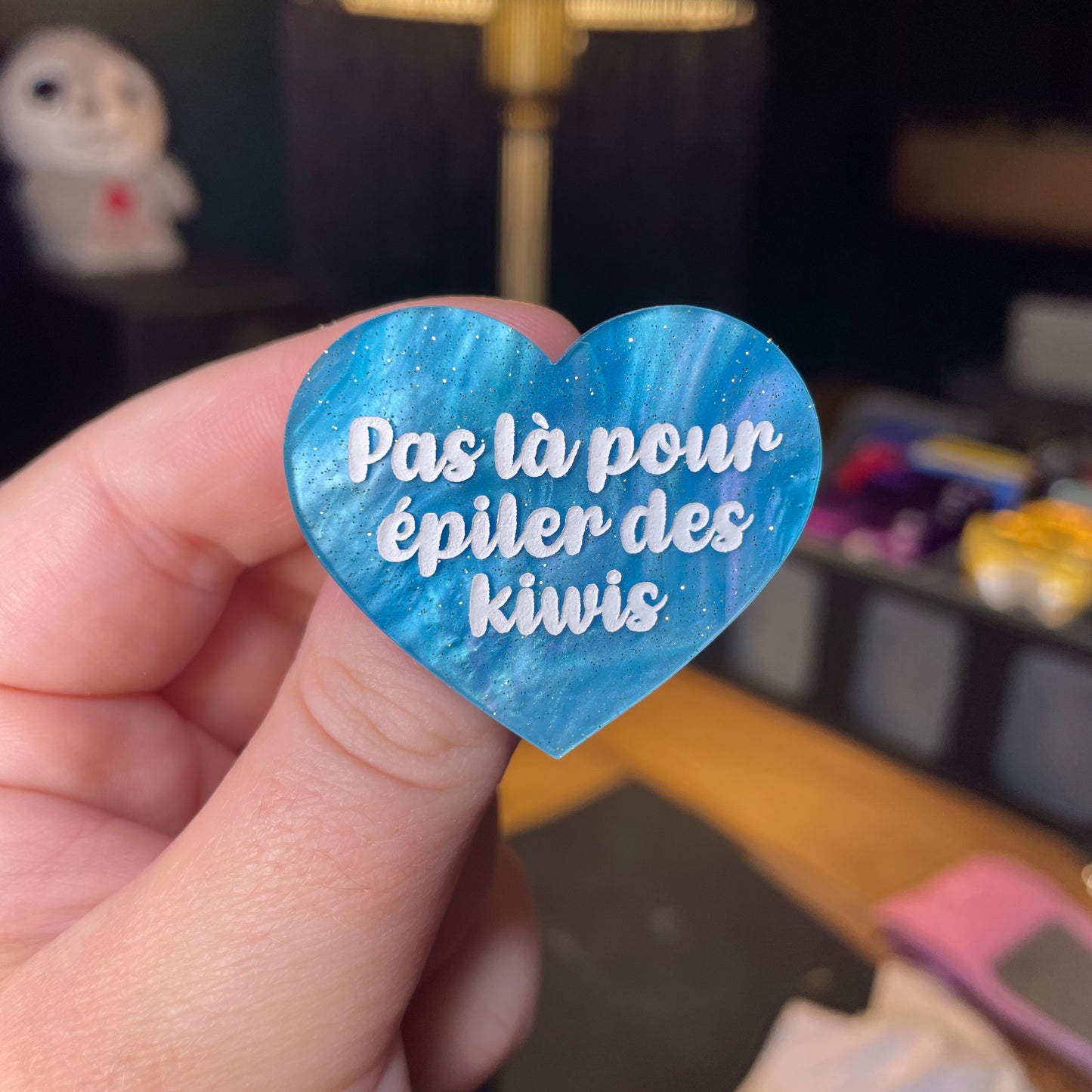 Broche "Pas là pour épiler des kiwis" en acrylique marbrée bleue à paillettes