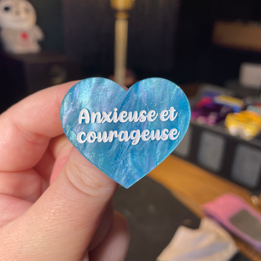 Broche "Anxieuse et courageuse" en acrylique marbrée bleue à paillettes