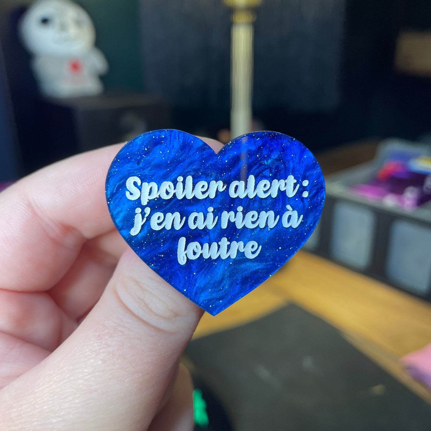 Broche "Spoiler alert : j'en ai rien à foutre" en acrylique marbrée bleue à paillettes
