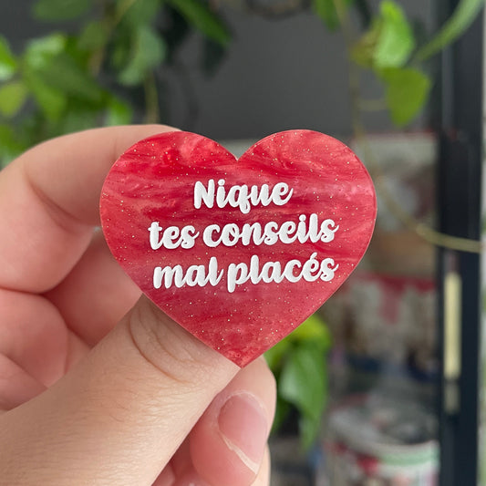 Broche "Nique tes conseils mal placés" en acrylique marbrée rose à paillettes