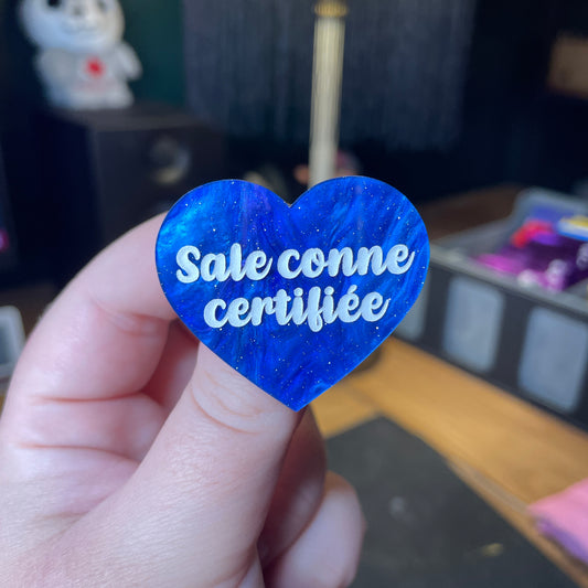 Broche "Sale conne certifiée" en acrylique marbrée bleue à paillettes