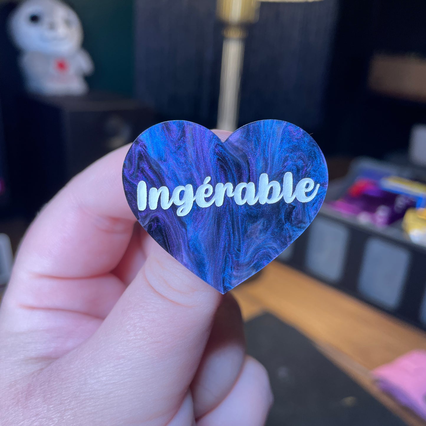 Broche "Ingérable" en acrylique marbrée bleue, noire et violette