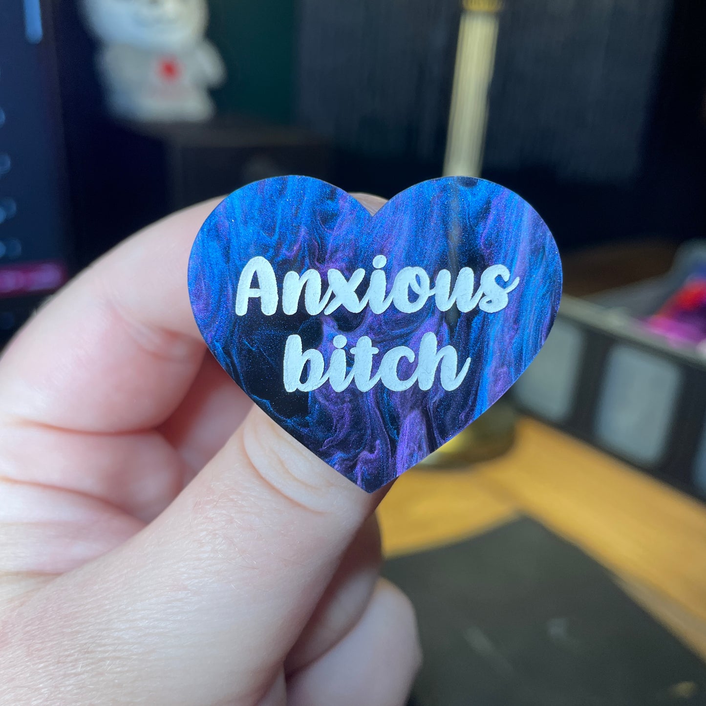 Broche "Anxious bitch" en acrylique marbrée bleue, noire et violette