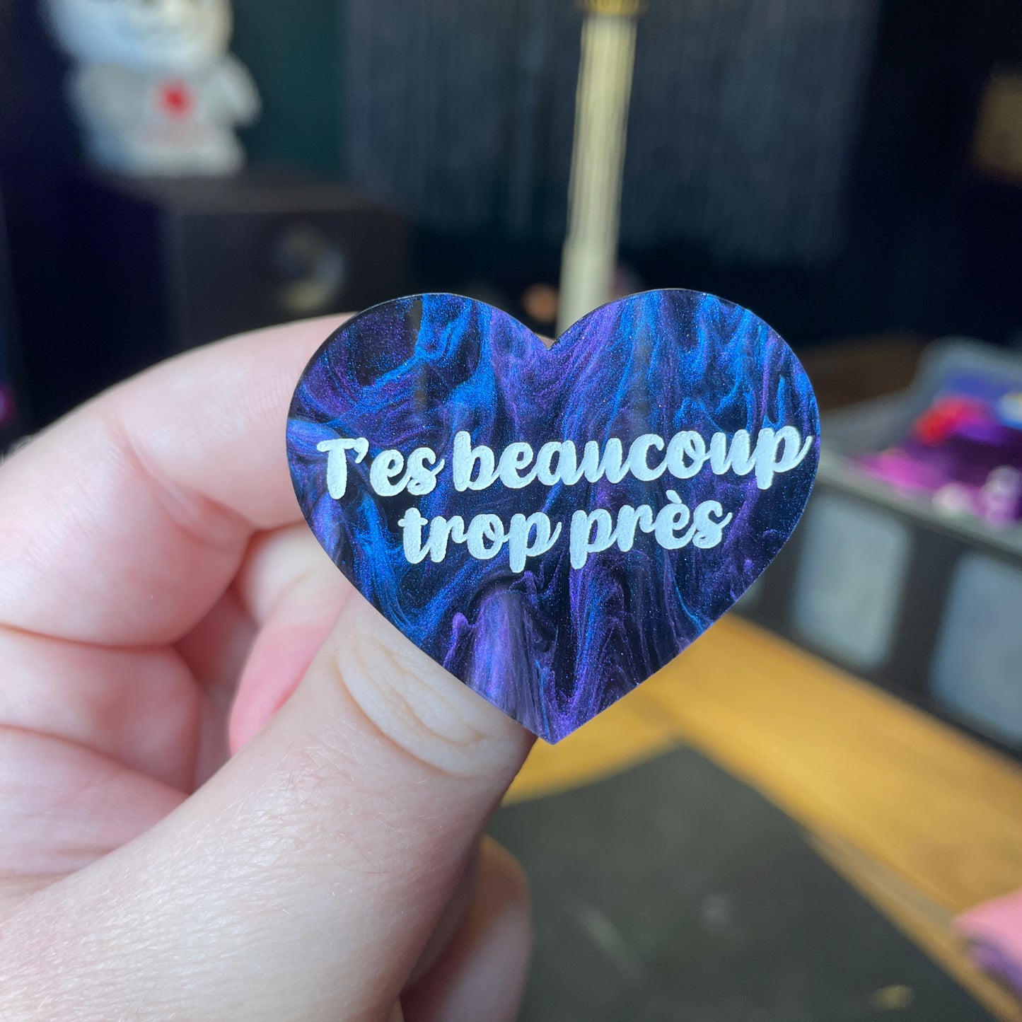 Broche "T'es beaucoup trop près" en acrylique marbrée bleue, noire et violette