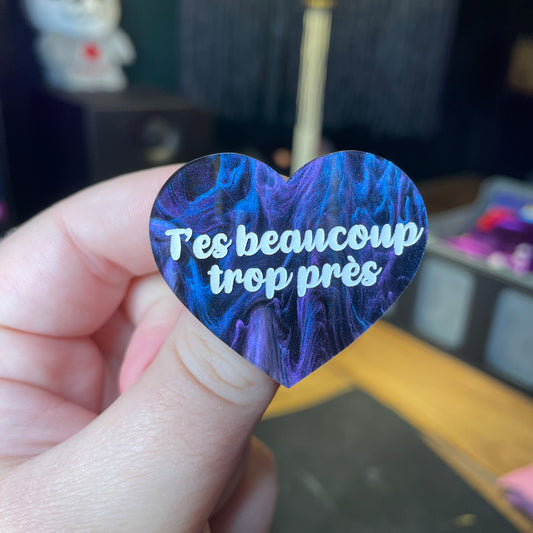 Broche "T'es beaucoup trop près" en acrylique marbrée bleue, noire et violette