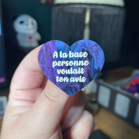 Broche "A la base personne voulait ton avis" en acrylique marbrée bleue, noire et violette