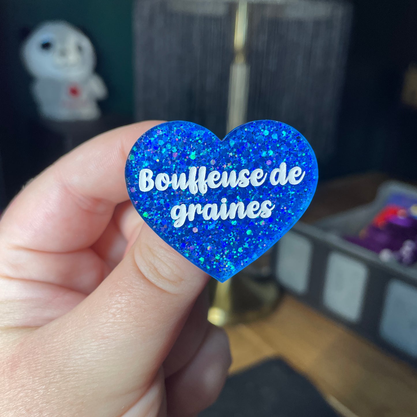 Broche "Bouffeuse de graines" en acrylique à paillettes bleues