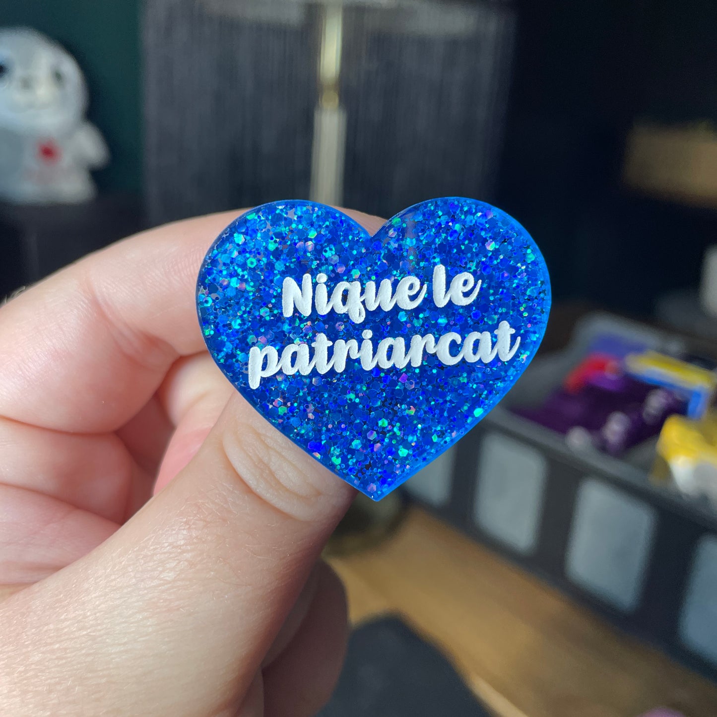Broche "Nique le patriarcat" en acrylique à paillettes bleues