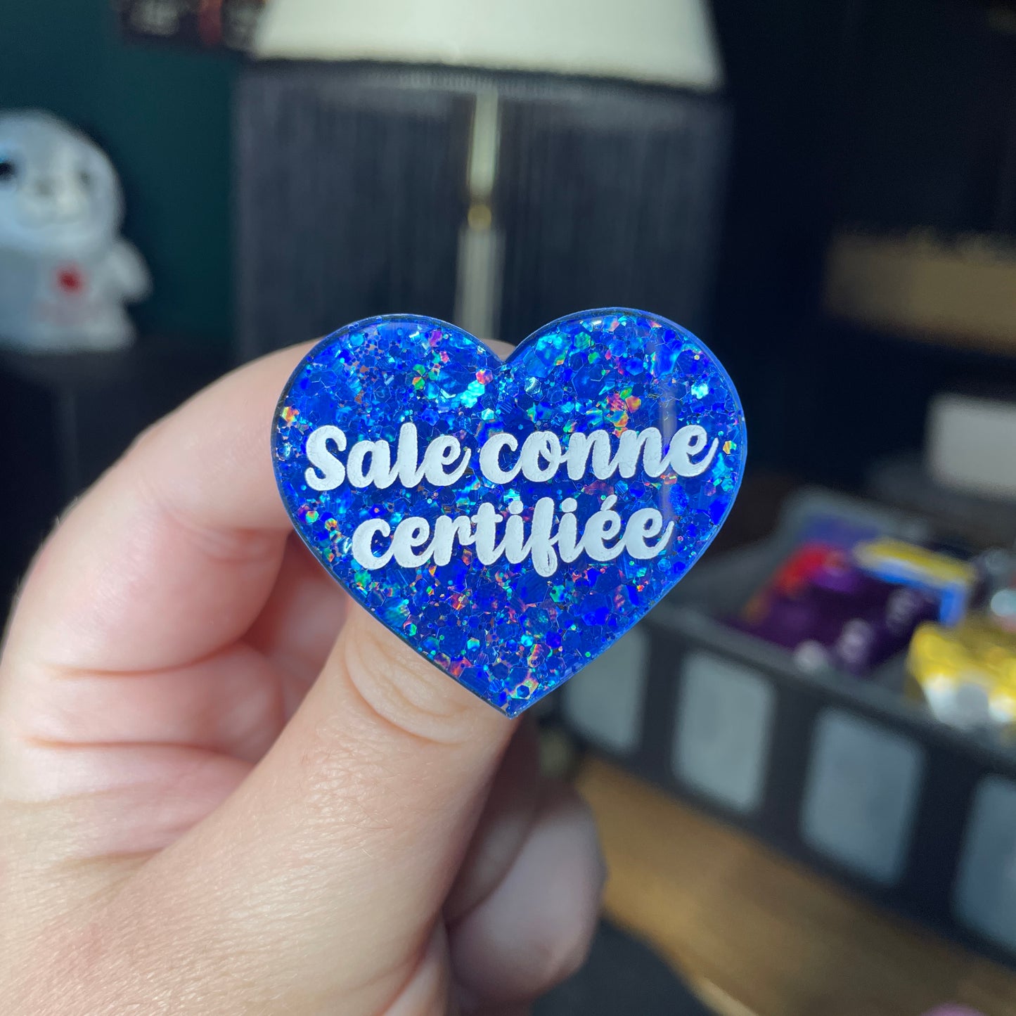 Broche "Sale conne certifiée" en acrylique à paillettes bleues