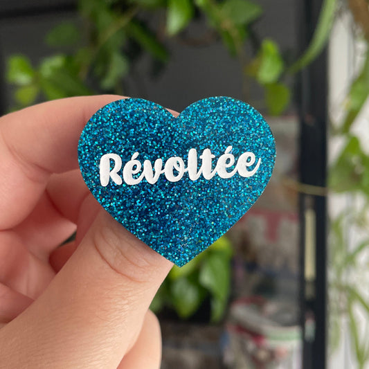 Broche "Révoltée" en acrylique bleue à paillettes