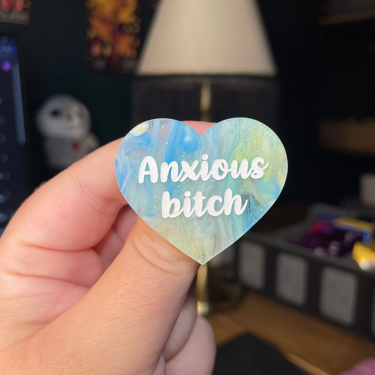 Broche "Anxious bitch" en acrylique semi transparente marbrée bleue et jaune à paillettes