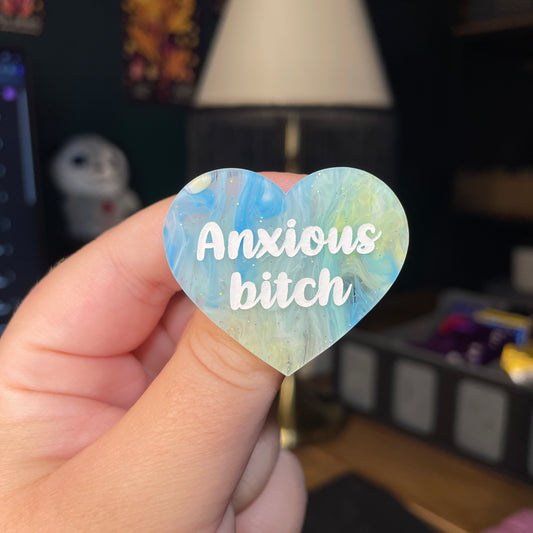 Broche "Anxious bitch" en acrylique semi transparente marbrée bleue et jaune à paillettes
