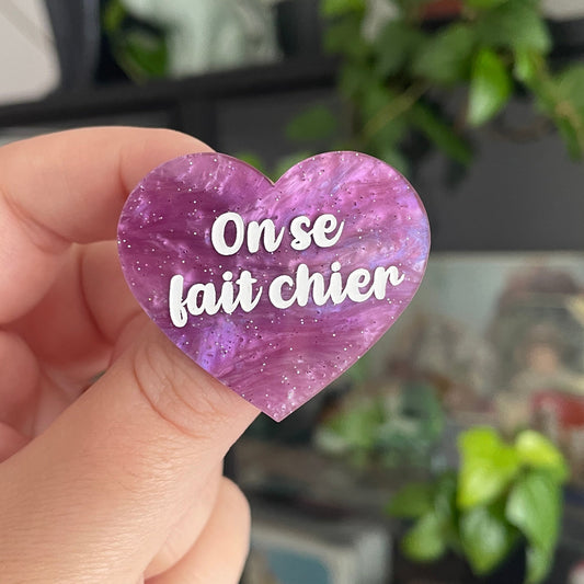 Broche "On se fait chier" en acrylique marbrée violette à paillettes