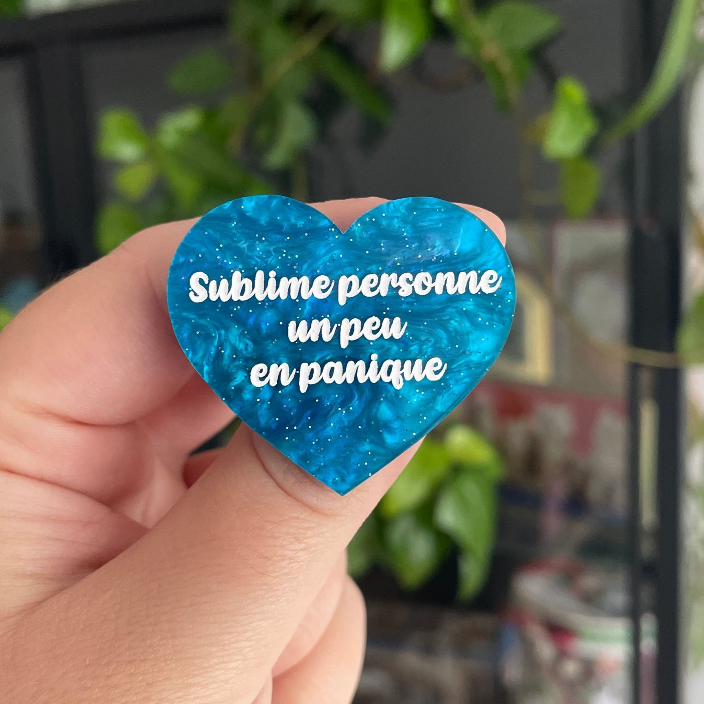 Broche "Sublime personne un peu en panique" en acrylique marbrée bleue à paillettes