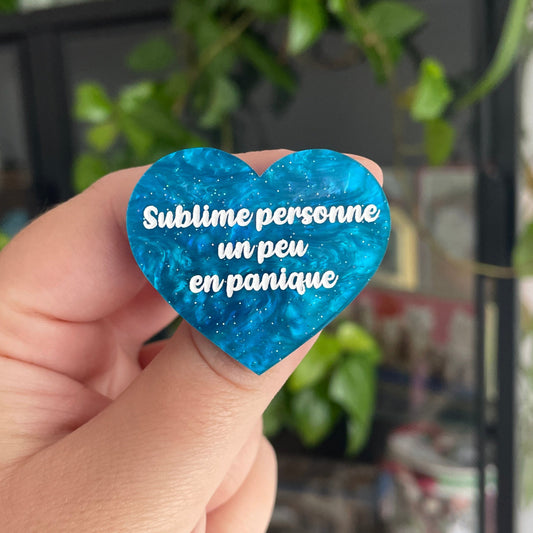 Broche "Sublime personne un peu en panique" en acrylique marbrée bleue à paillettes